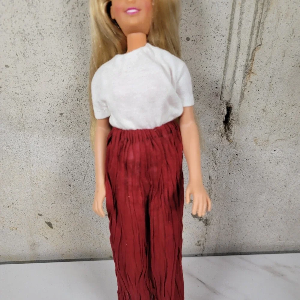 Hasbro 1987 Vintage Maxie Fashion Doll Blonde Hair Blue Eyes white dress‎